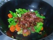 荷兰豆炒腊味做法图解6)