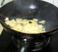 家常菜青椒炒土豆片做法图解5)