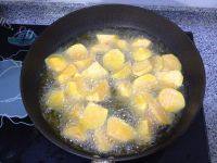 很有食欲的拔丝红薯做法图解4)