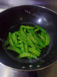 家常菜五花肉炒荷兰豆做法图解3)