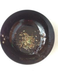热腾腾的鸡蛋酱拌面做法图解4)