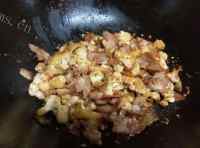 家常菜腊肉炒花菜做法图解4)