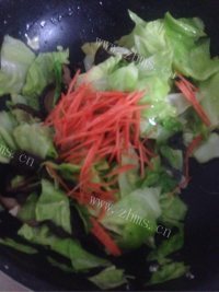 好吃的香菇炒甘蓝做法图解6)