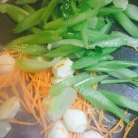 美味的西芹炒鱼蛋做法图解5)