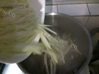 美味的贵妃蚌节瓜汤做法图解3)