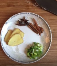 色泽鲜亮的鹌鹑蛋红烧肉做法图解2)
