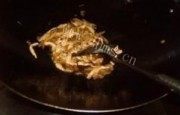 美味的榨菜肉丝焖米做法图解3)