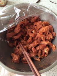 美味的麻辣猪肉干做法图解3)