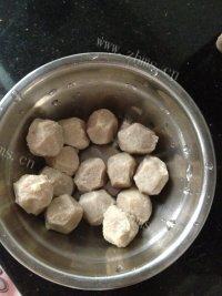 自制肉丸白菜汤做法图解1)