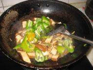 家常菜香菇炒豆干做法图解5)