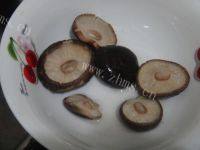 味道不错的香菇蒸鸡腿做法图解2)