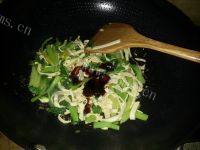 美美厨房之芹菜炒豆皮做法图解4)