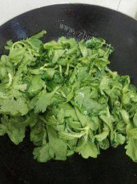 家常菜炒茼蒿做法图解3)