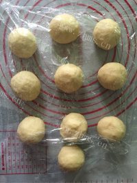 自制吞拿鱼沙拉面包做法图解7)