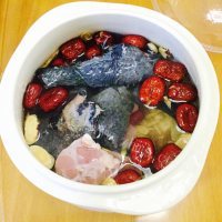 美味的炖乌鸡汤做法图解4)