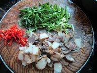 大蒜炒腊肉做法图解2)