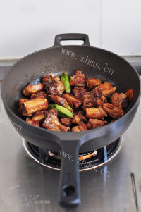 美味的土豆豆角炖排骨做法图解5)