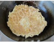 自己做的雪虾鸡蛋饼做法图解4)