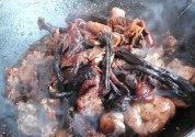 美味的蘑菇炖鸡做法图解7)