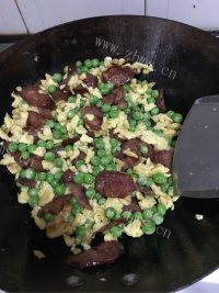 老干妈腊肠炒饭做法图解7)