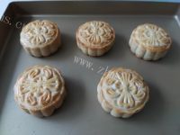 自制广式豆沙月饼做法图解9)