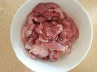 家常菜蒜黄炒肉做法图解2)