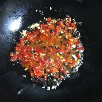 美味的剁椒豆豉蒸鱼头做法图解8)