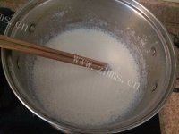 美味的蓝莓双皮奶做法图解4)