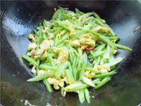 质嫩的芹菜炒鸡蛋做法图解9)