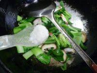 家常菜香菇炒青菜做法图解5)