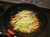 家常菜芹菜胡萝卜炒肉丝做法图解6)