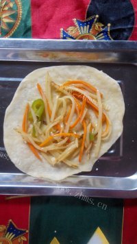 好吃的土豆丝胡萝卜春饼做法图解13)