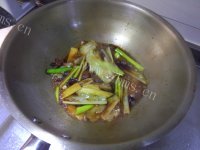 美味鲅鱼炖蒜薹做法图解9)
