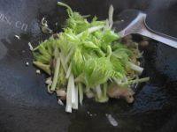 「念念不忘」芹菜炒香干做法图解6)