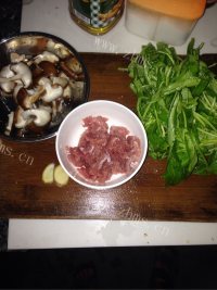 美味的香菇青菜猪肉汤做法图解1)