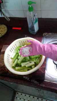 营养的苦瓜黄豆骨头汤做法图解8)