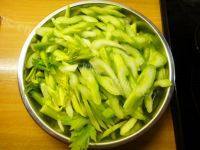 豆干炒芹菜自制做法图解2)