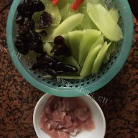 唇齿留香的莴苣炒肉片做法图解1)