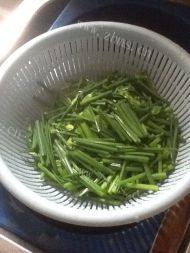 韭菜花炒蛋自制做法图解1)