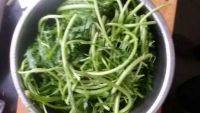 家常菜凉拌茼蒿做法图解1)