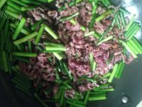美味的蒜苗牛肉做法图解4)