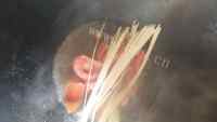 美味的西红柿鸡蛋面做法图解4)