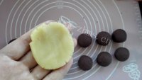 蛋黄豆沙广式月饼做法图解12)