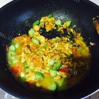 美味营养的咖喱炒饭做法图解4)