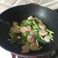 美味的芦笋炒大虾做法图解7)