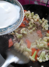 家常菜肉炒菜花做法图解9)