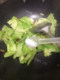 色泽鲜亮的手撕包菜做法图解5)