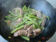 美味的排骨炖豆角做法图解5)