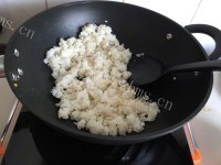 自制蘑菇香肠炒饭做法图解6)