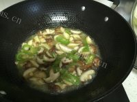 家常菜青椒炒香菇做法图解5)